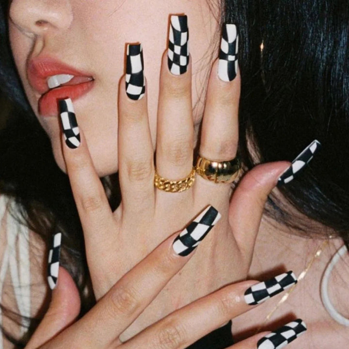 Nail set with stylish checkerboard pattern Bowlift