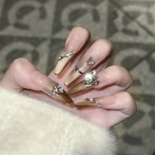 Artificial Nails in Sparkling Stiletto Style with Luxurious Accents Bowlift