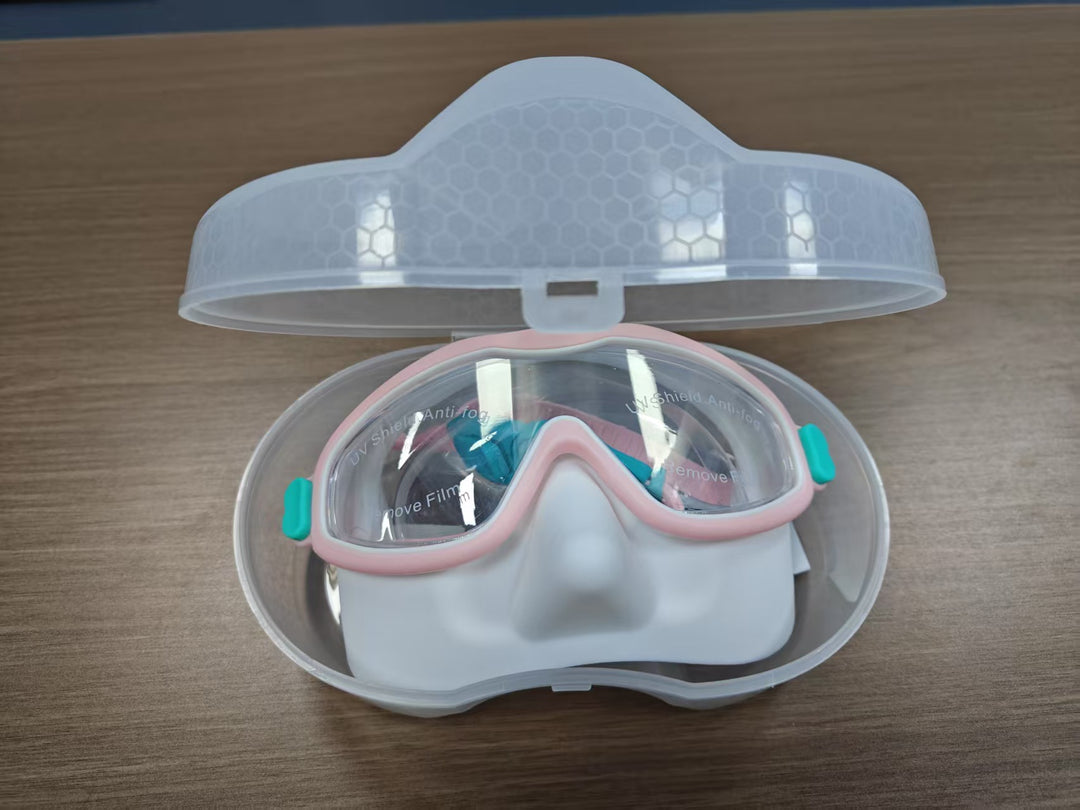 Swimming mask with adjustable comfort and clear field of vision Bowlift
