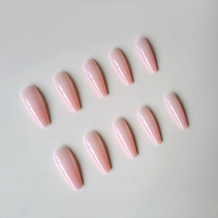 Art nails with elegant high-gloss finish Bowlift