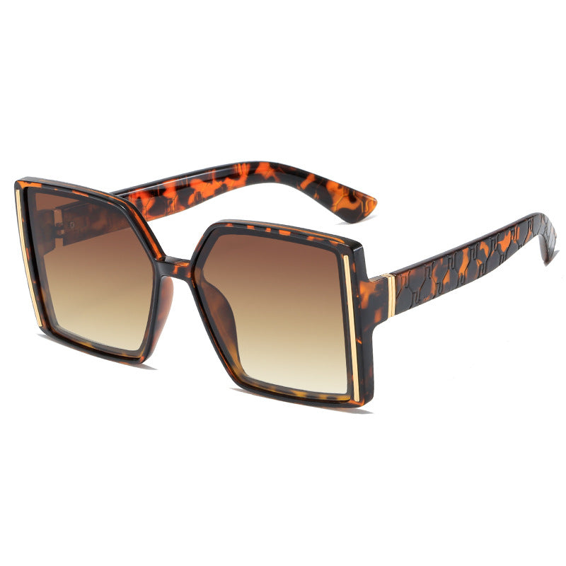 Women’s fashionable sunglasses in retro-inspired design Bowlift