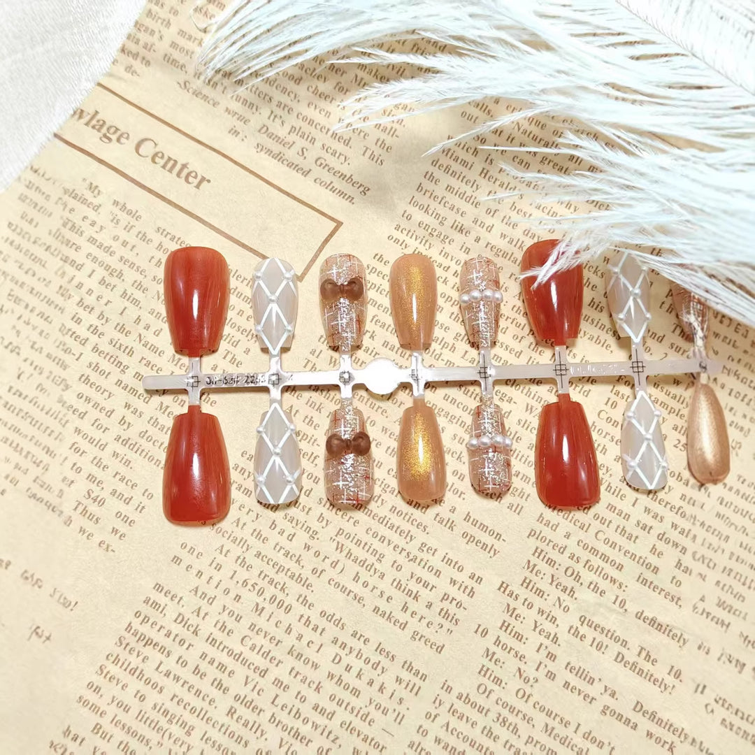 Artificial nails with elegant pearl decorations Bowlift