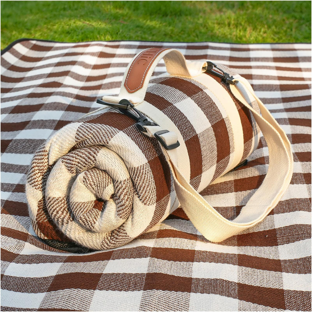 Unisex practical picnic blanket with carrying handle and water-repellent surface Bowlift