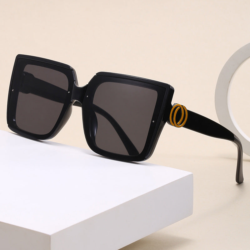 Women's square sunglasses with unique tire element Bowlift