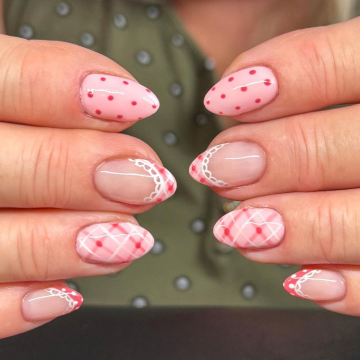 Artificial nail art with playful dots and bows Bowlift