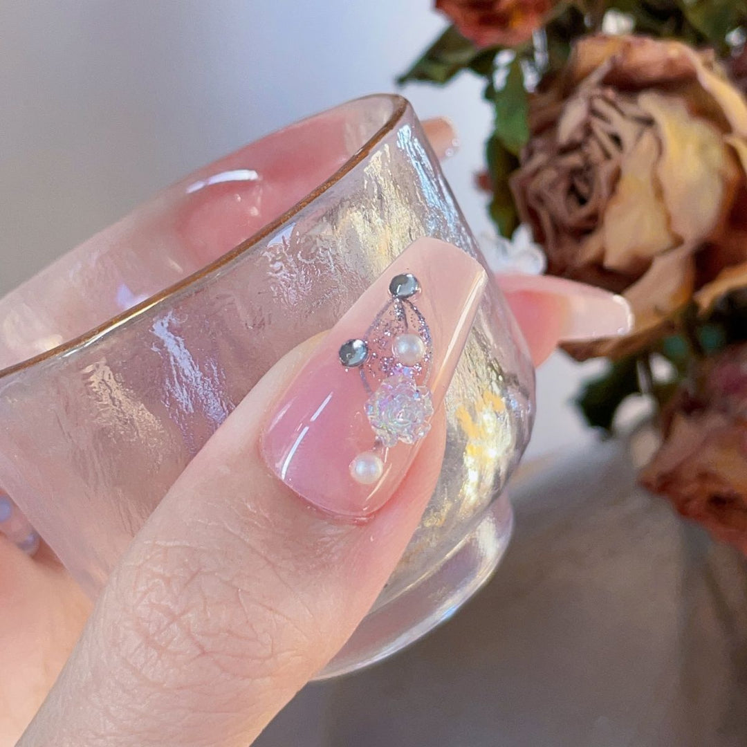 Artificial nails with glamorous pearl and glitter design Bowlift