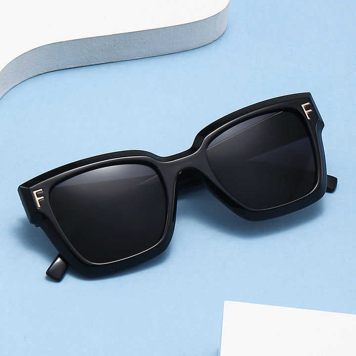 Ladies fashionable square sunglasses with gold details Bowlift
