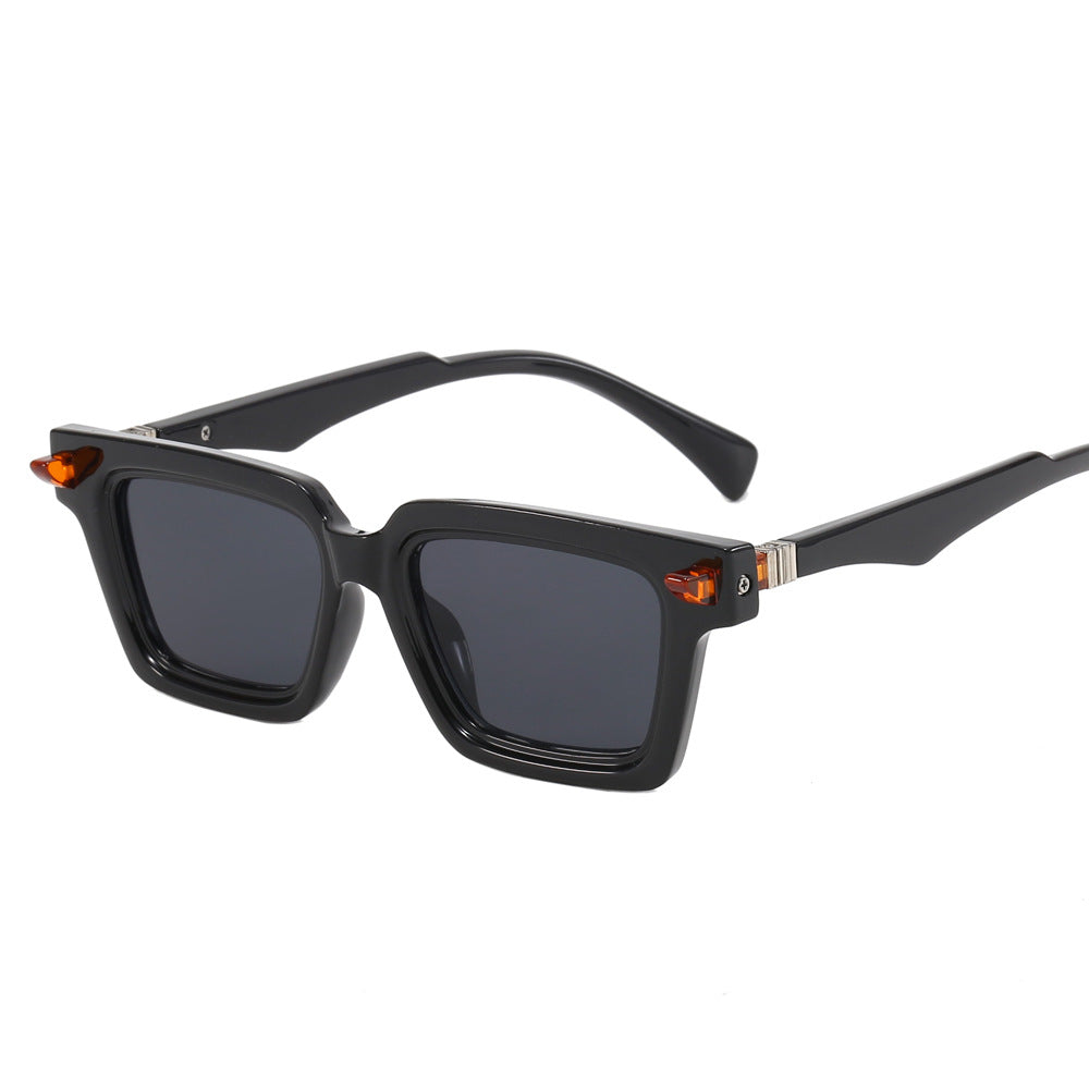 Women Vintage-inspired Sunglasses with Distinctive Frame Bowlift