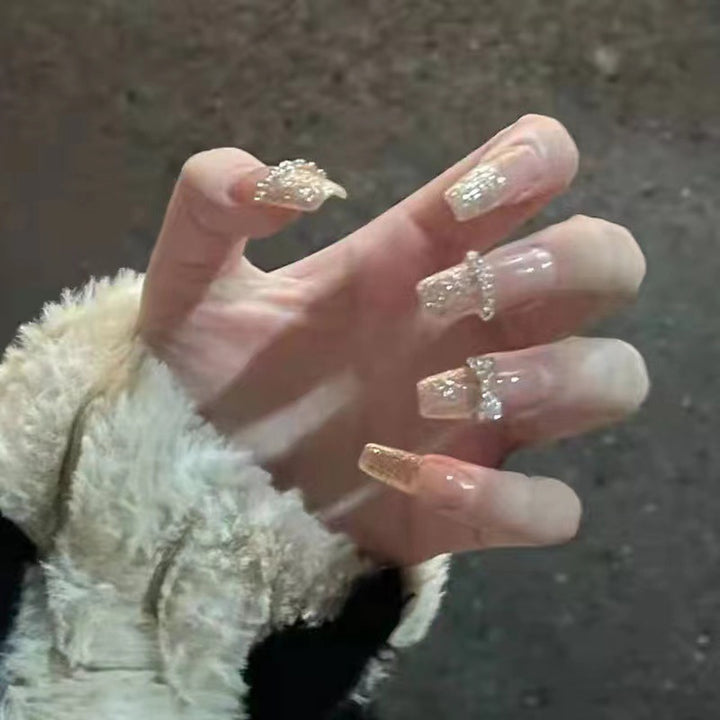 Elegant and sparkling artificial nails Bowlift