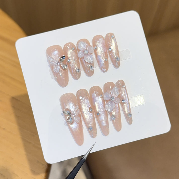Art nails with floral motifs Bowlift