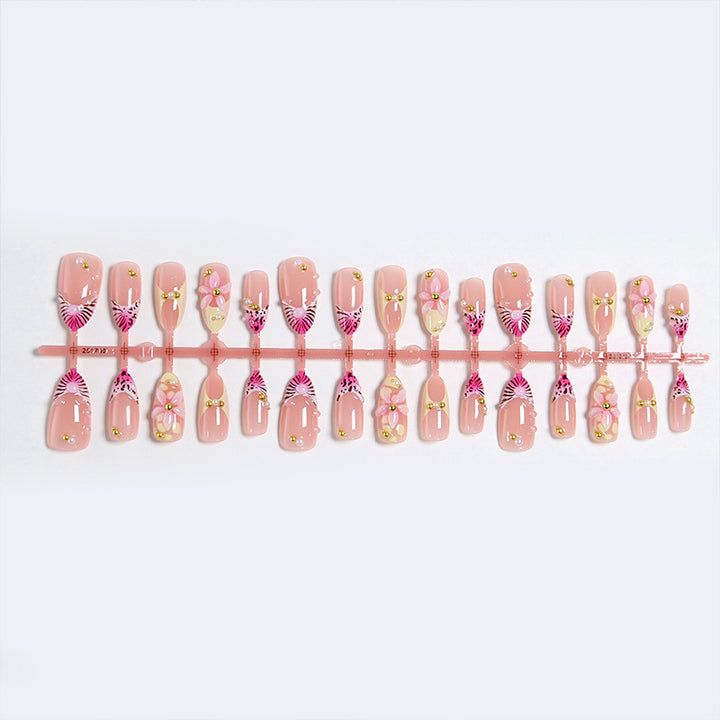 Artful artificial nails with delicate flower patterns Bowlift