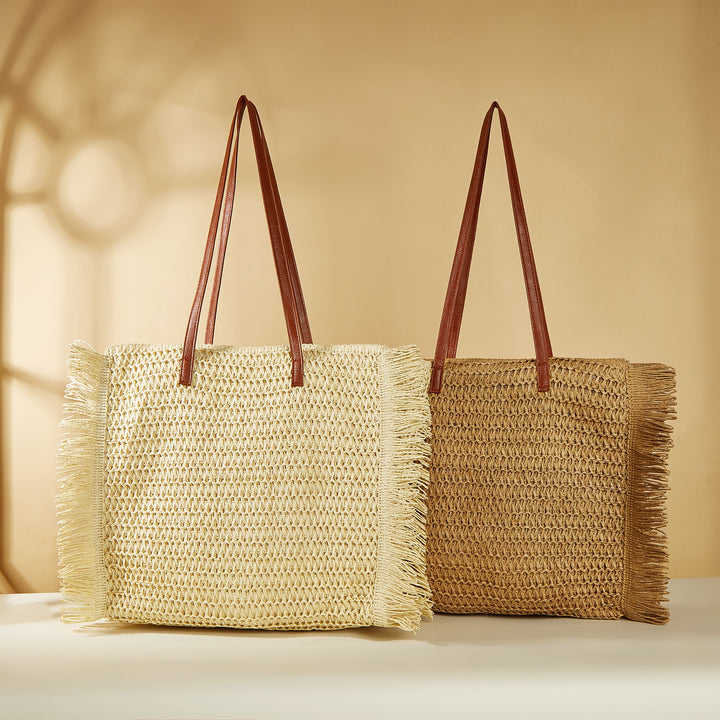 Beach bag made of raffia with fringed details Bowlift