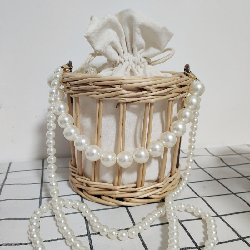 Women’s handbag with pearl chain Bowlift