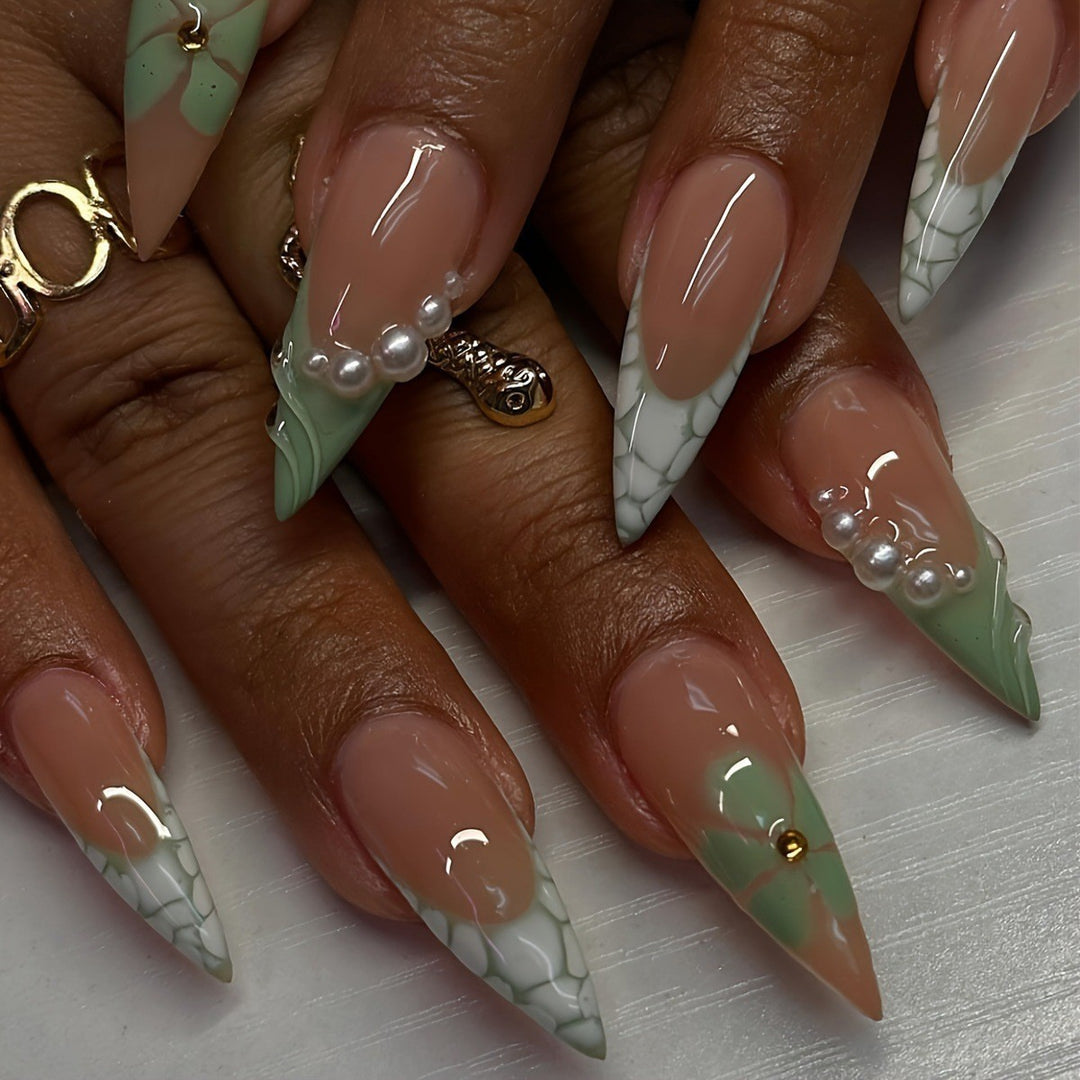 Decorative Stiletto Press-On Nail Set Bowlift