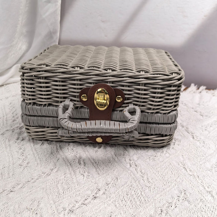 Women elegant handbag made of woven material Bowlift