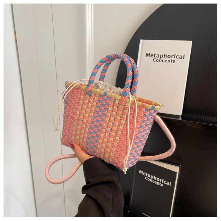 Playful handbag made of braided materials Bowlift