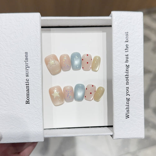 Artificial nails with romantic designs and sparkling accents Bowlift