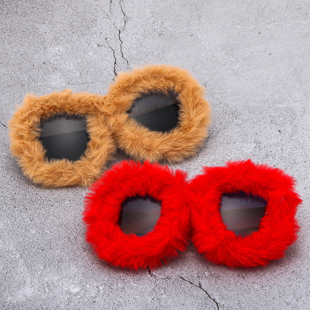 Ladies eye-catching oversized sunglasses with a unique fur touch Bowlift