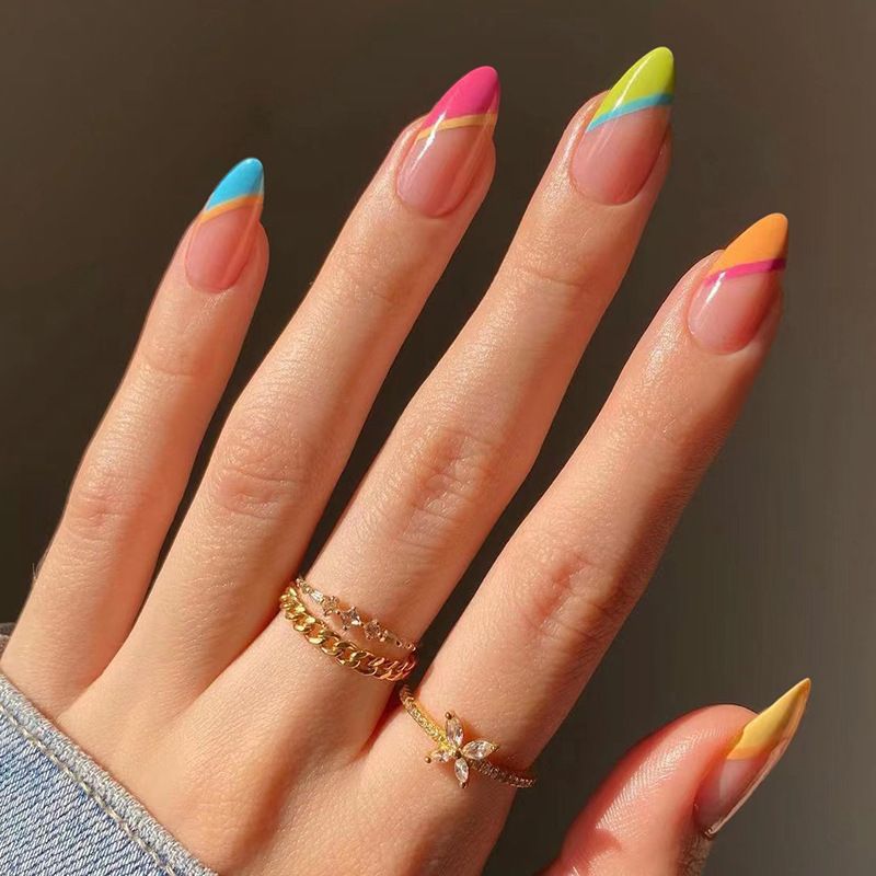 Stylish Press-On Nail Set with Shimmering Finish Bowlift