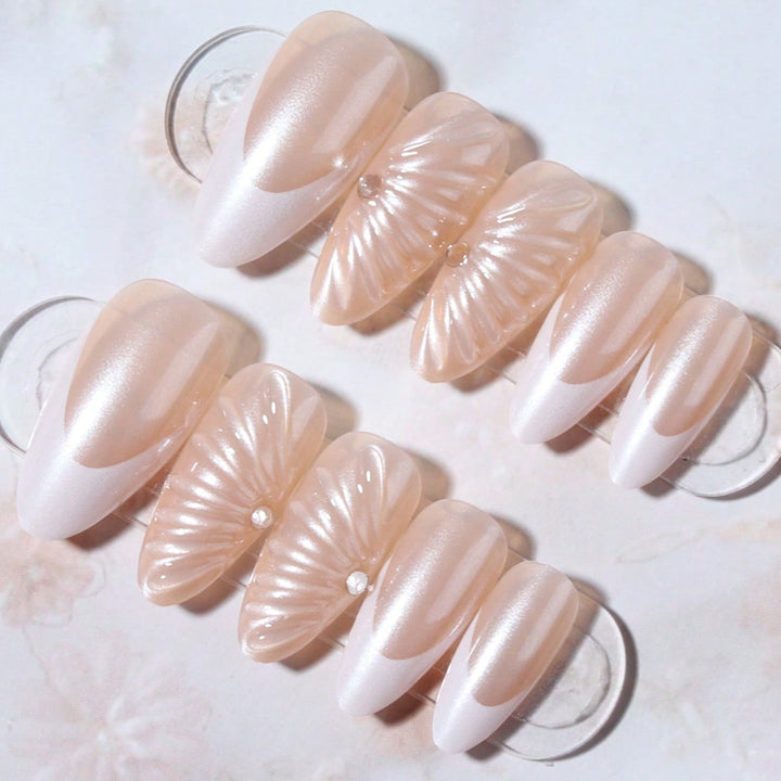 Artificial nail set with elegant shell pattern and glitter accents Bowlift
