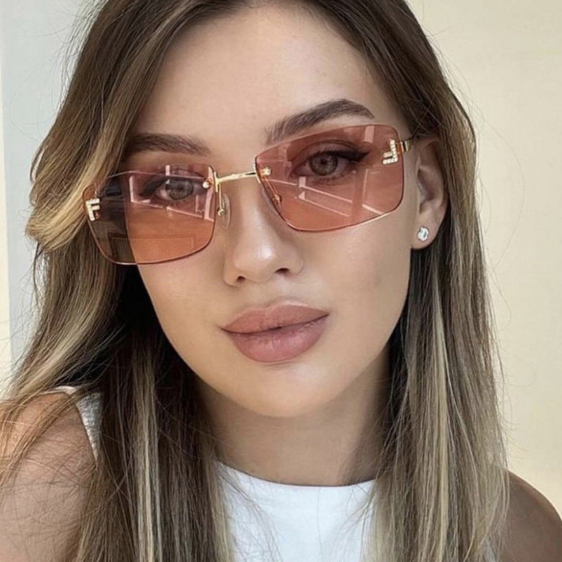 Ladies square sunglasses with elegant golden frame and stylish lenses Bowlift