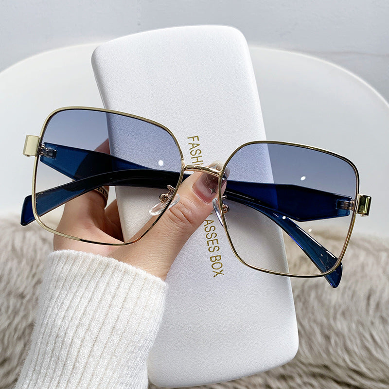 Women stylish square sunglasses with curved frame Bowlift