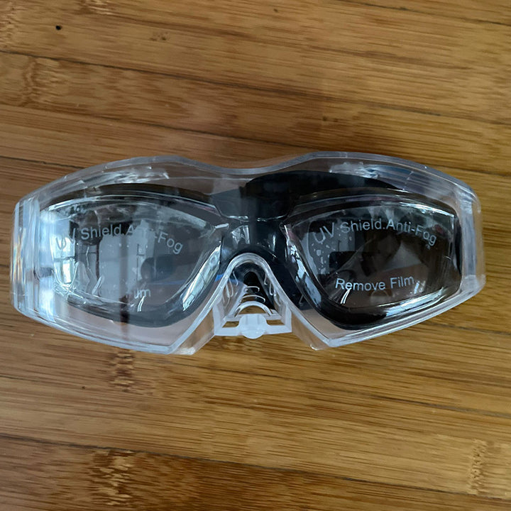 Swim mask with UV protection and anti-fog technology Bowlift