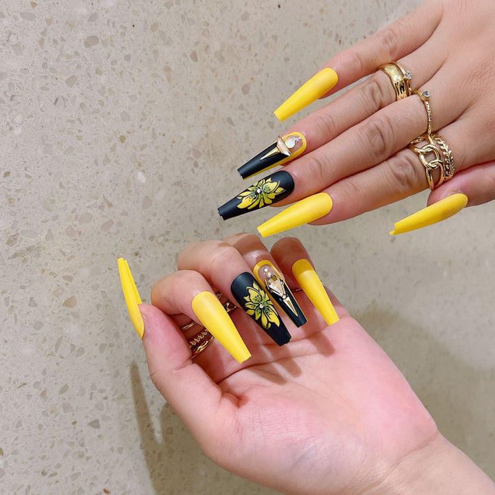 Artificial nail set with glamorous 3D decorations and detailed flower illustration Bowlift