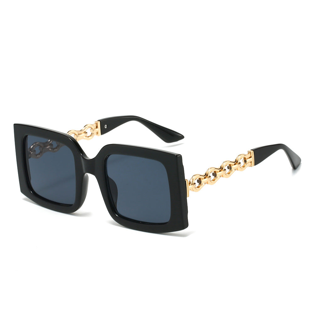 Ladies elegant sunglasses with luxurious chain details Bowlift