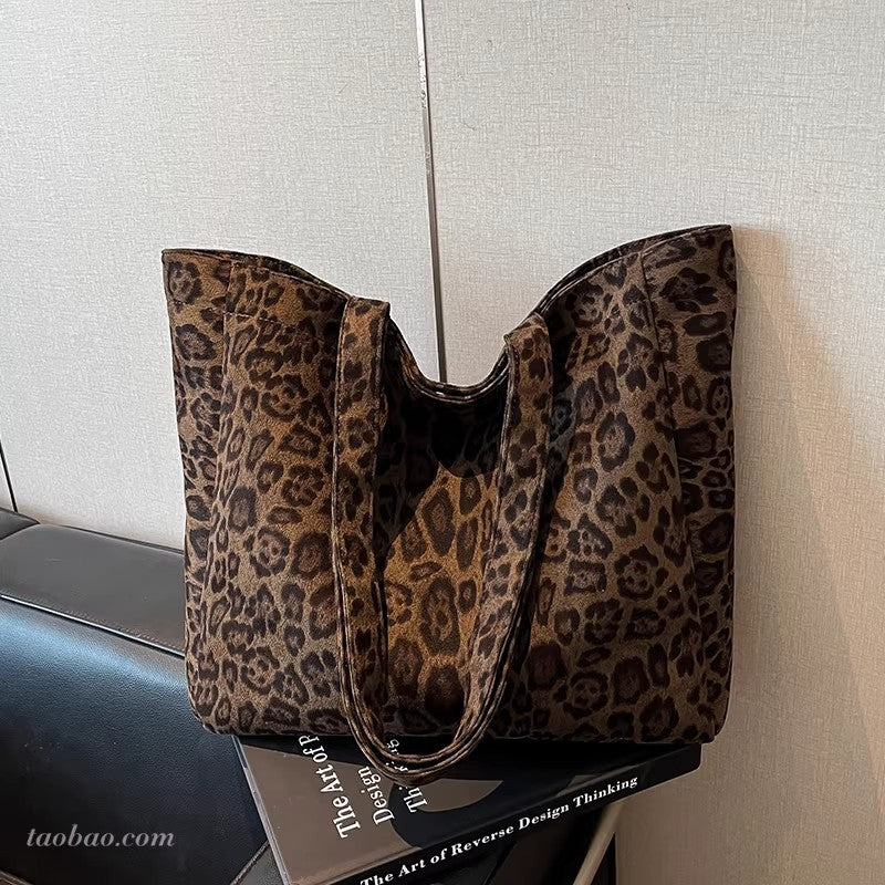 Designer-Handbag Bowlift