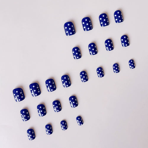 Nail set with stylish dots Bowlift