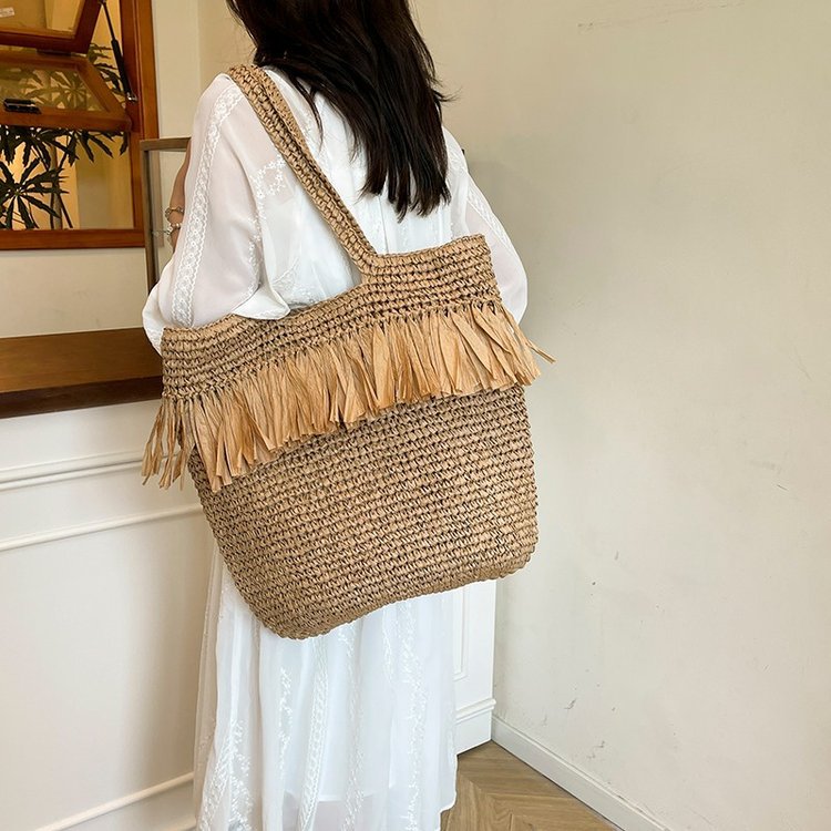 Charming Bast handbag with decorative fringes Bowlift