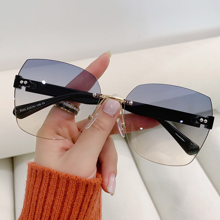 Women's Fashion Tortoiseshell Sunglasses with Golden Accents Bowlift