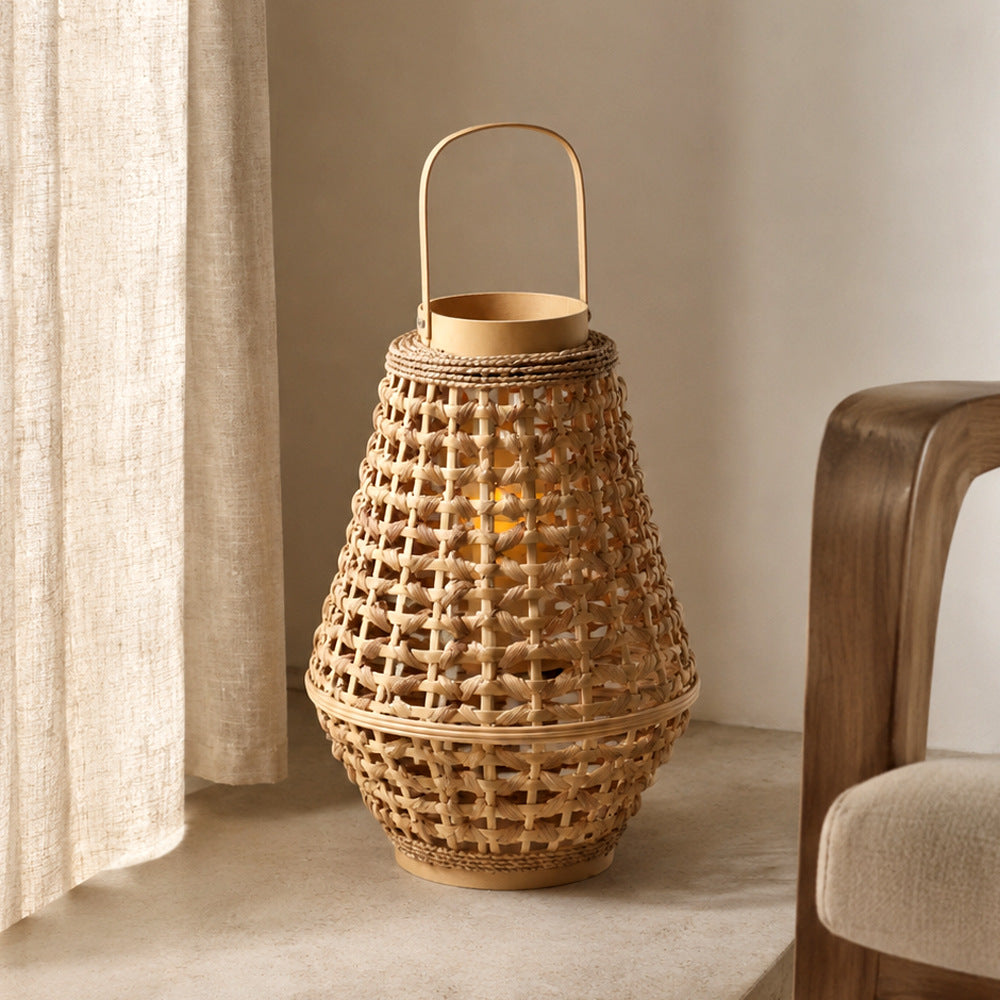 Elegant lantern made of braided rattan Bowlift