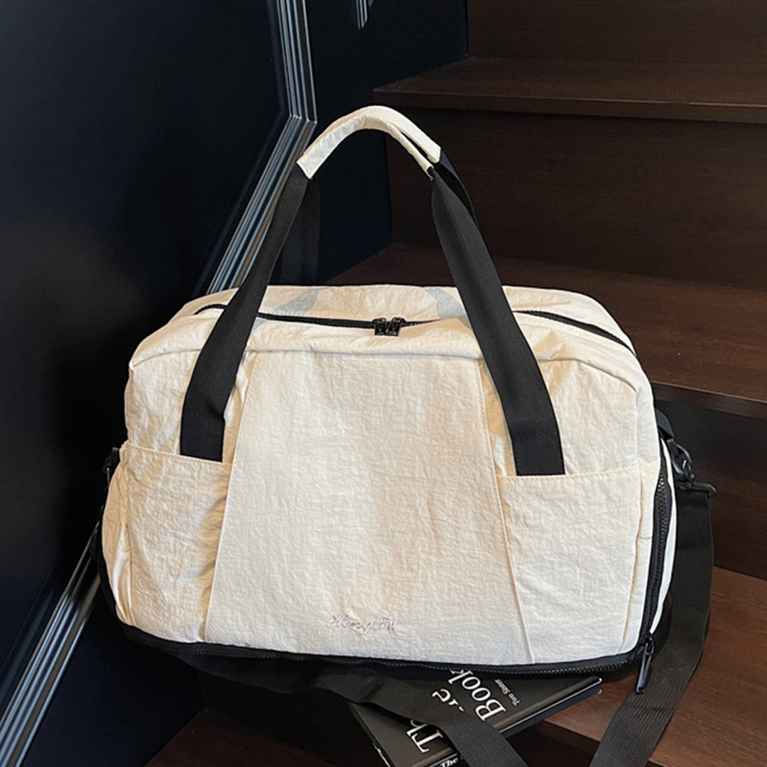 Sporty travel bag with innovative storage Bowlift