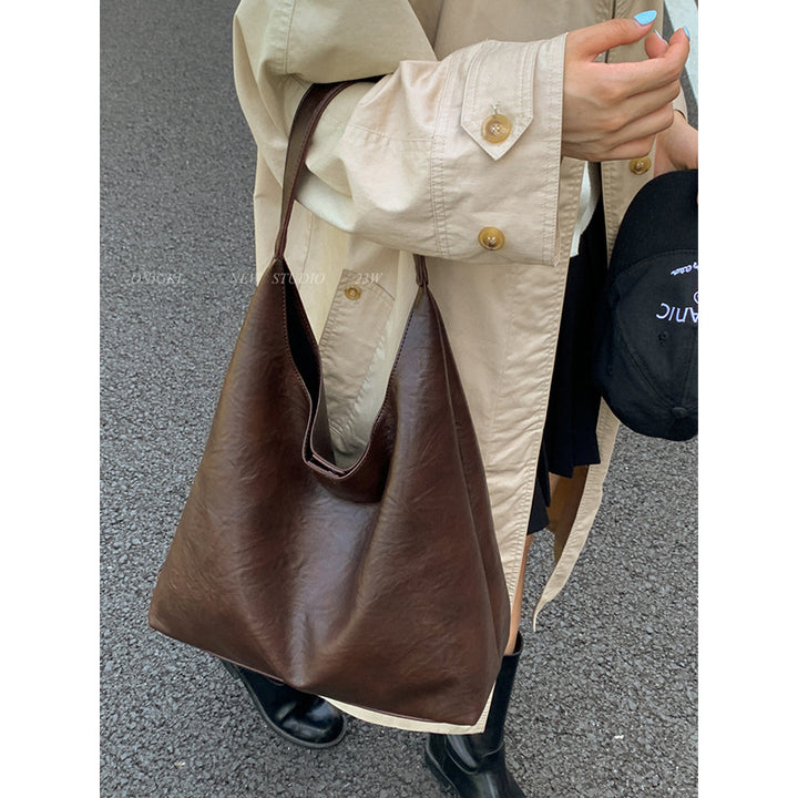 Sleek Soft Leather Hobo Bag Bowlift