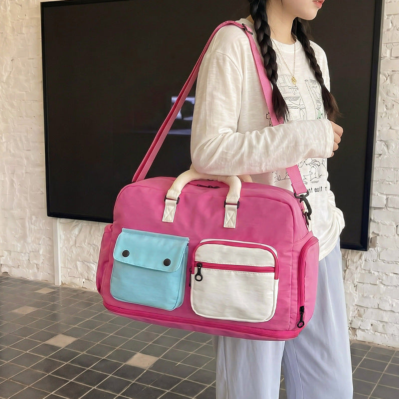 Sporty travel bag with multiple pockets and adjustable shoulder strap Bowlift