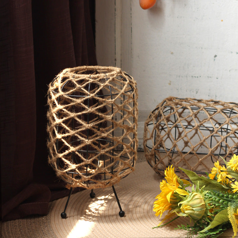 Decorative plant container with tripod Bowlift