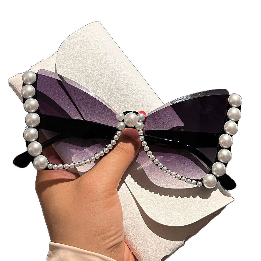 Women striking sunglasses with pearl decoration Bowlift