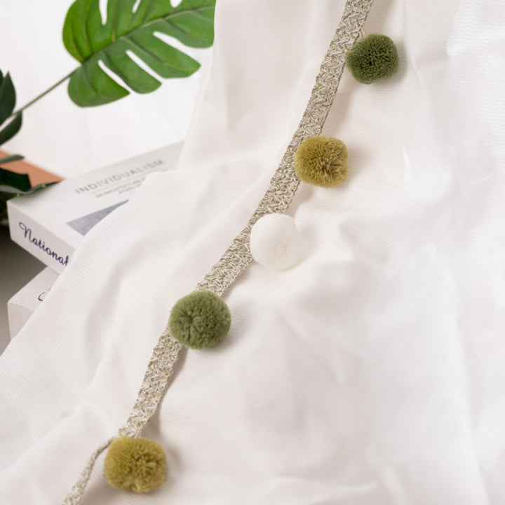 Decorative pom pom trim Bowlift