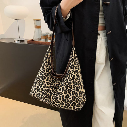 Stylish Leopard Print Hobo Bag Bowlift