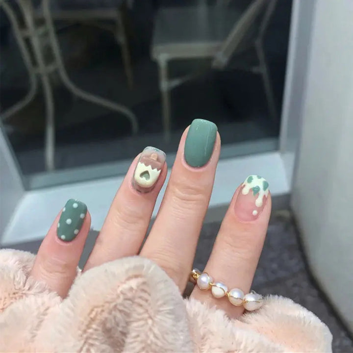 Nail set with intricate design Bowlift
