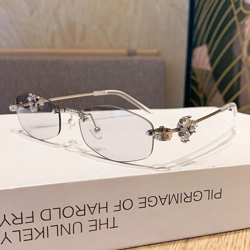 Fashionable sunglasses with luxurious golden accents Bowlift
