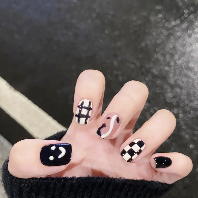 Creative nail art set with modern geometric patterns Bowlift