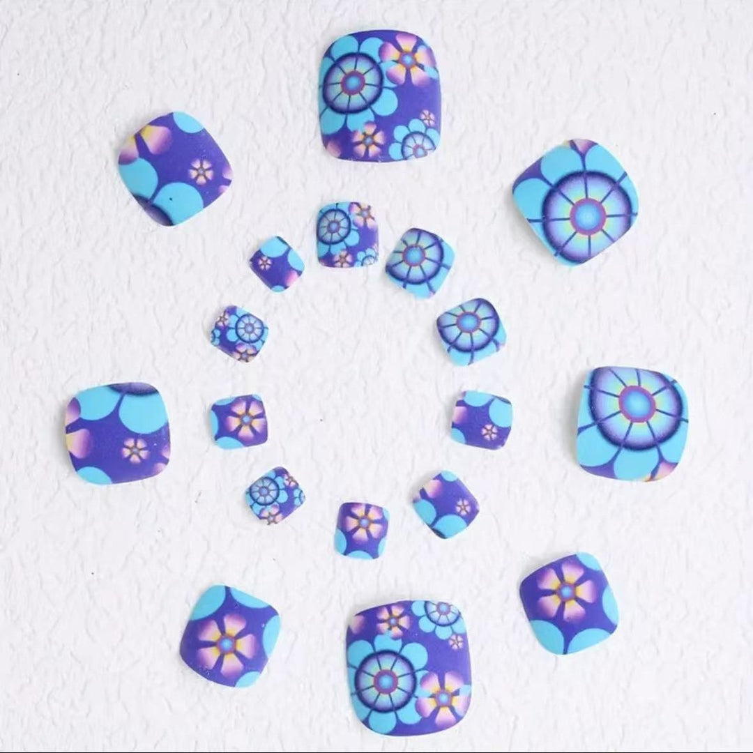 Nail art set with floral designs and matte finish Bowlift