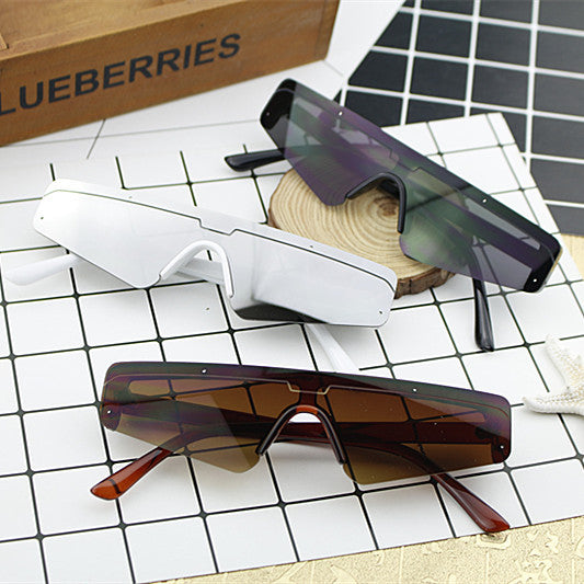 Ladies Sporty Oversized Sunglasses Bowlift