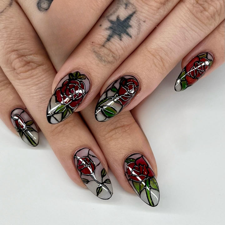 Elegantly designed artificial nails with floral pattern Bowlift