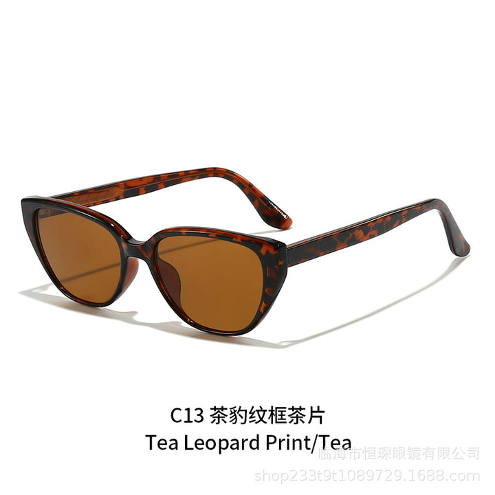 Women Cat-Eye Sunglasses with trendy leopard pattern and sturdy frame Bowlift