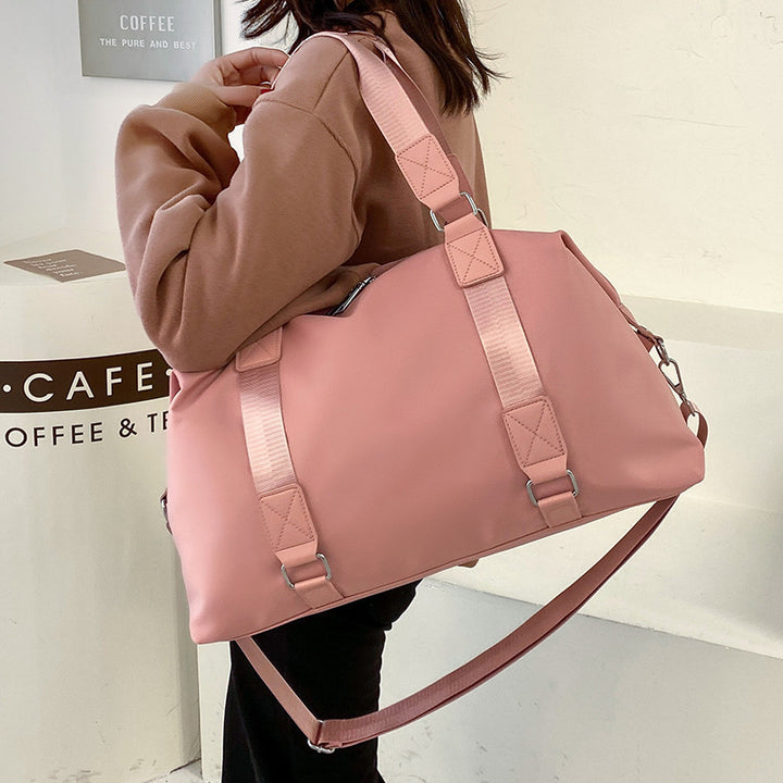 Sports bag with ergonomic carrying handles and versatile interior Bowlift