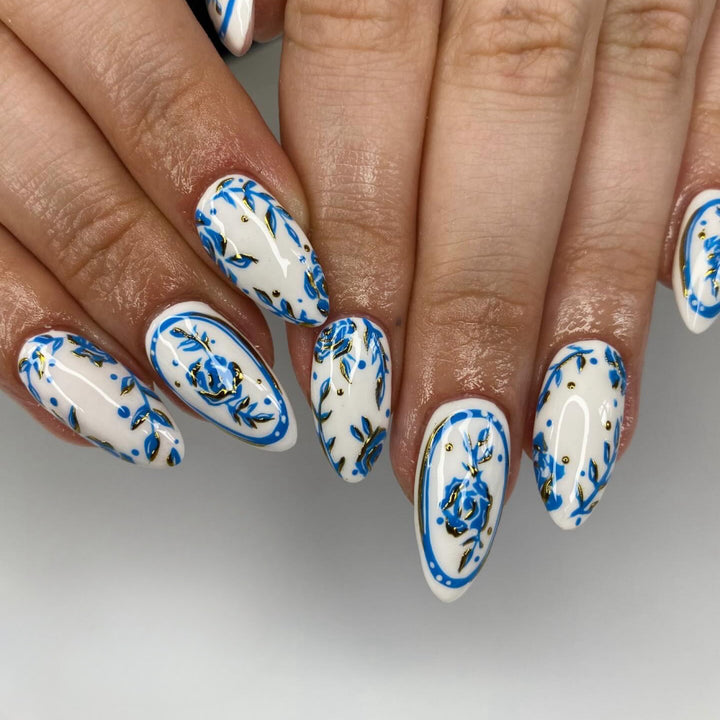 Decorative nails with floral design Bowlift